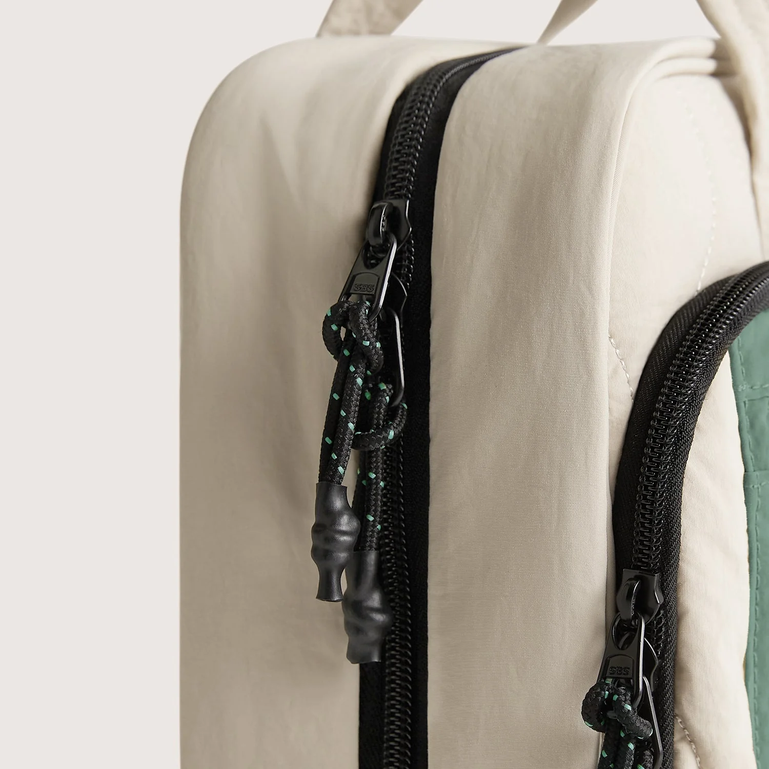Paz Hanging Toiletry Bag - Image 15