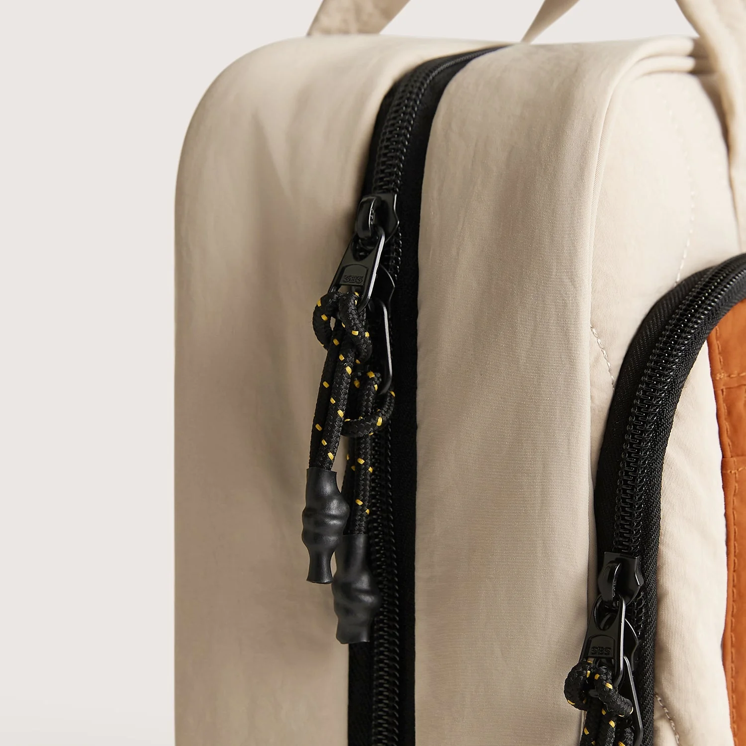 Paz Hanging Toiletry Bag - Image 27